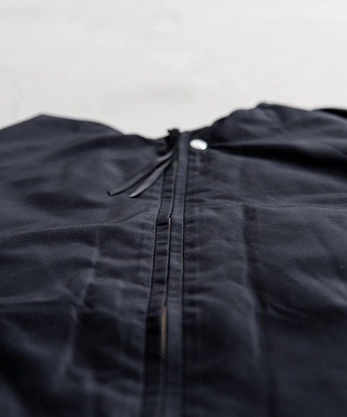 YDOT（ワイドット）の「【YDOT】COLLARLESS BOMBER DOWN JACKET（ダウンジャケット/コート・メンズ・セージグリーン/ブラック・M/L）」の3枚目の写真