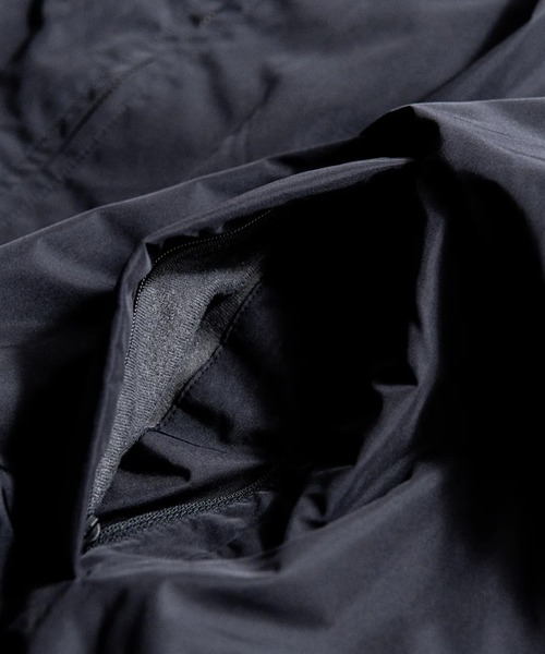 YDOT（ワイドット）の「【YDOT】COLLARLESS BOMBER DOWN JACKET（ダウンジャケット/コート・メンズ・セージグリーン/ブラック・M/L）」の5枚目の写真