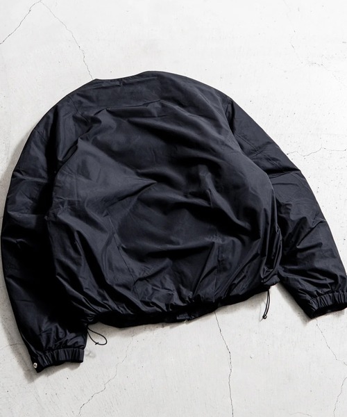 YDOT（ワイドット）の「【YDOT】COLLARLESS BOMBER DOWN JACKET（ダウンジャケット/コート・メンズ・セージグリーン/ブラック・M/L）」の6枚目の写真