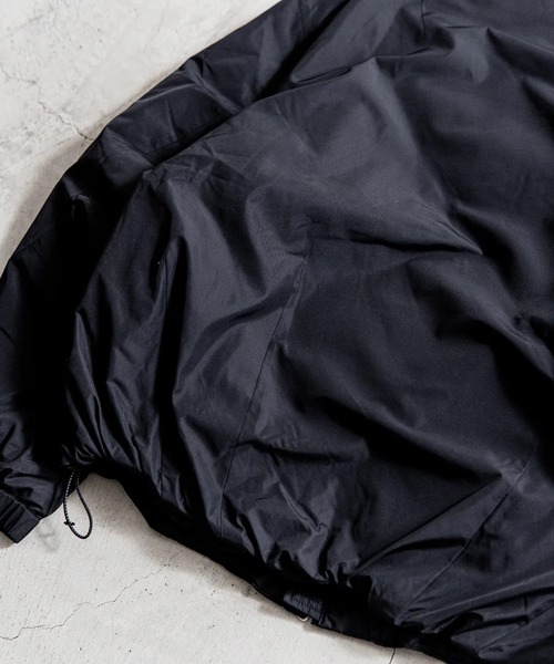 YDOT（ワイドット）の「【YDOT】COLLARLESS BOMBER DOWN JACKET（ダウンジャケット/コート・メンズ・セージグリーン/ブラック・M/L）」の7枚目の写真