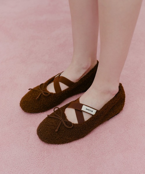 MARITHE + FRANCOIS GIRBAUD(マリテフランソワジルボー)の「W CROSS BANDING SHEARING FLAT SHOES(バレエシューズ・レディース・ブラウン/アイボリー/Black・25cm/24cm/23cm)」の3枚目の写真