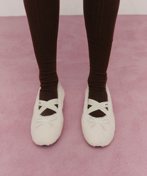 MARITHE + FRANCOIS GIRBAUD(マリテフランソワジルボー)の「W CROSS BANDING SHEARING FLAT SHOES(バレエシューズ・レディース・ブラウン/アイボリー/Black・25cm/24cm/23cm)」の4枚目の写真