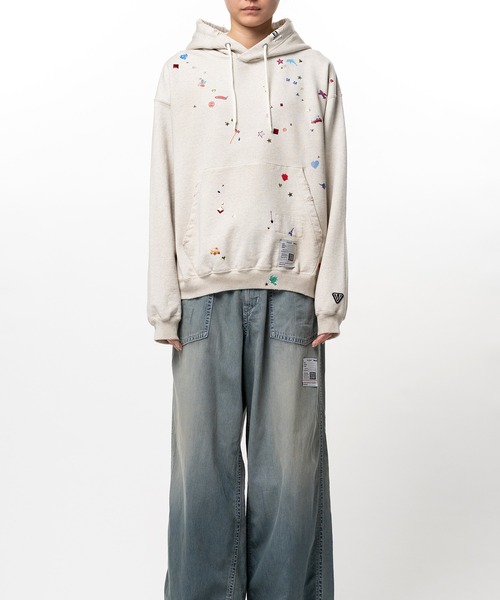 Maison MIHARA YASUHIRO(メゾンミハラヤスヒロ)の「Kids Sticker Printed Hoodie(スウェット・レディース・ホワイト/ブラック・38/36/40)」の4枚目の写真