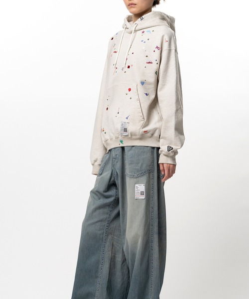 Maison MIHARA YASUHIRO(メゾンミハラヤスヒロ)の「Kids Sticker Printed Hoodie(スウェット・レディース・ホワイト/ブラック・38/36/40)」の6枚目の写真