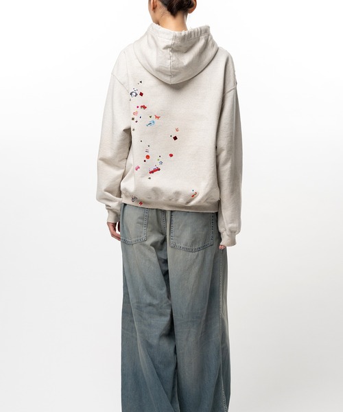 Maison MIHARA YASUHIRO(メゾンミハラヤスヒロ)の「Kids Sticker Printed Hoodie(スウェット・レディース・ホワイト/ブラック・38/36/40)」の7枚目の写真