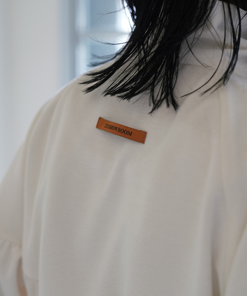 320SHOWROOM（320ショールーム）の「Velvet Yoke Satin Shirring Zip-Up Ivory（ナイロンジャケット・レディース・アイボリー・FREE）」の2枚目の写真