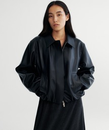 Bie（ビエ）の「ウエストギャザーシンセティックショートジャケット（ブルゾン）」