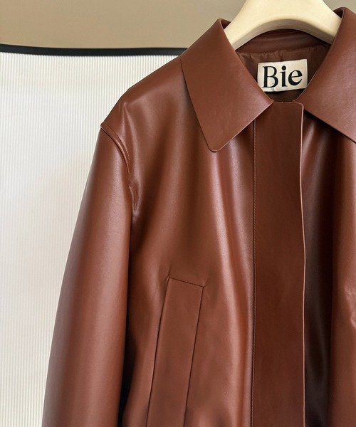 Bie(ビエ)の「ウエストギャザーシンセティックショートジャケット(ブルゾン・レディース・ブラック/ブラウン・M/S/L)」の8枚目の写真