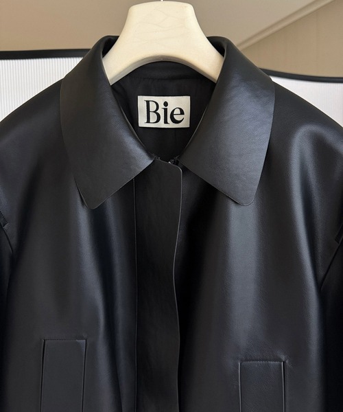 Bie(ビエ)の「ウエストギャザーシンセティックショートジャケット(ブルゾン・レディース・ブラック/ブラウン・M/S/L)」の4枚目の写真