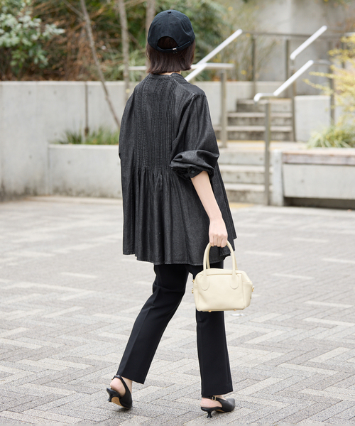 SLOBE IENA（スローブイエナ）の「LEDENIM ボサム ペプラムデニムブラウス（シャツ/ブラウス・レディース・ブラック/ネイビー・FREE）」の8枚目の写真