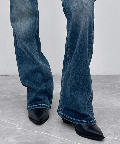 FOLLOWIN（フォロウィン）の「【FOLLOWN】セミフレアストレッチデニムパンツ（デニムパンツ・レディース・ブルー・LARGE/MEDIUM/SMALL）」の13枚目の写真