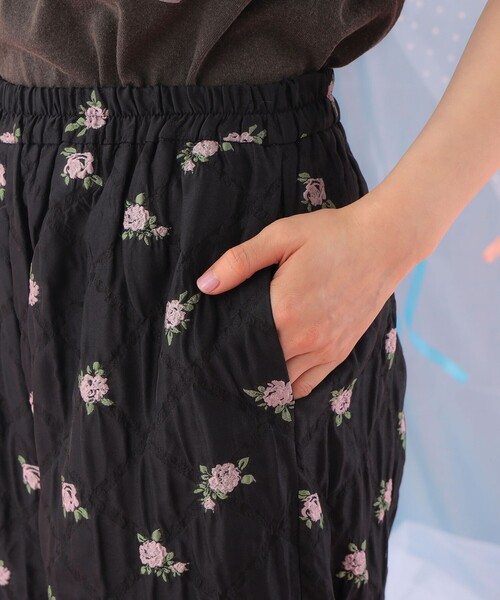 CAROLINA GLASER（カロリナ グレイサー）の「フラワー フリル  パンツ（その他パンツ・レディース・ブラック/オフホワイト・SMALL/MEDIUM）」の15枚目の写真