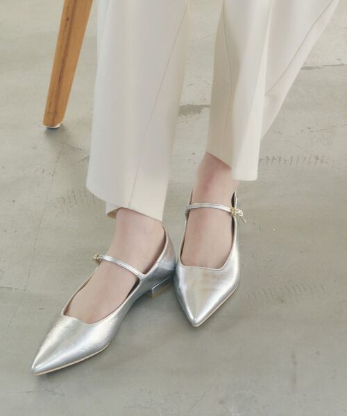 YECCA VECCA（イェッカヴェッカ）の「メリージェーンストラップパンプス（パンプス・レディース・シルバー/アイボリー/ブラック・24.5cm/22.5cm/23.5cm）」の3枚目の写真