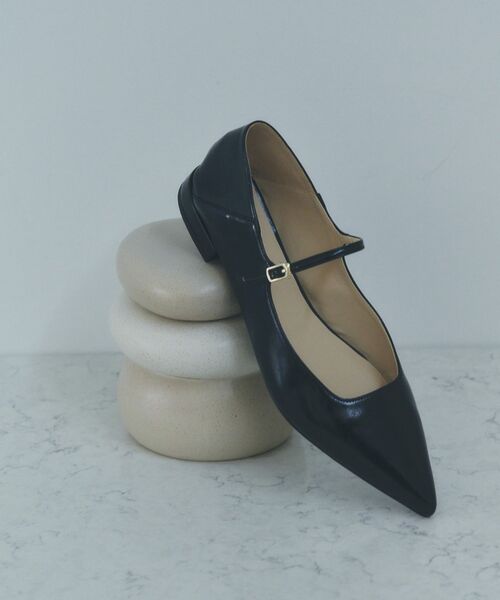 YECCA VECCA（イェッカヴェッカ）の「メリージェーンストラップパンプス（パンプス・レディース・シルバー/アイボリー/ブラック・24.5cm/22.5cm/23.5cm）」の2枚目の写真