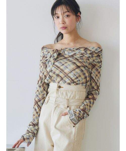 LAGUNAMOON（ラグナムーン）の「オフショルチュールタイブラウス（シャツ/ブラウス・レディース・イエロー/ブラウン/グレー・FREE）」の3枚目の写真
