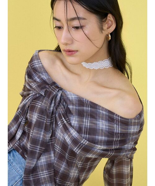 LAGUNAMOON（ラグナムーン）の「オフショルチュールタイブラウス 【シアートップス】（シャツ/ブラウス・レディース・イエロー/ブラウン/グレー・FREE）」の4枚目の写真