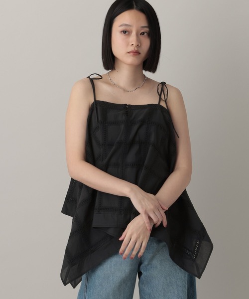 A part by（アパートバイ）の「【着方2WAY】エンブロイダリーマルチキャミブラウス（シャツ/ブラウス・レディース・ブラック/オフホワイト・FREE）」の2枚目の写真