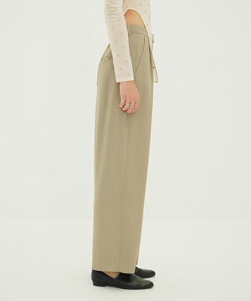 CLANE(クラネ)の「BASIC TUCK PANTS(スラックス・レディース・ベージュ/ブラック・1/0/2)」の9枚目の写真