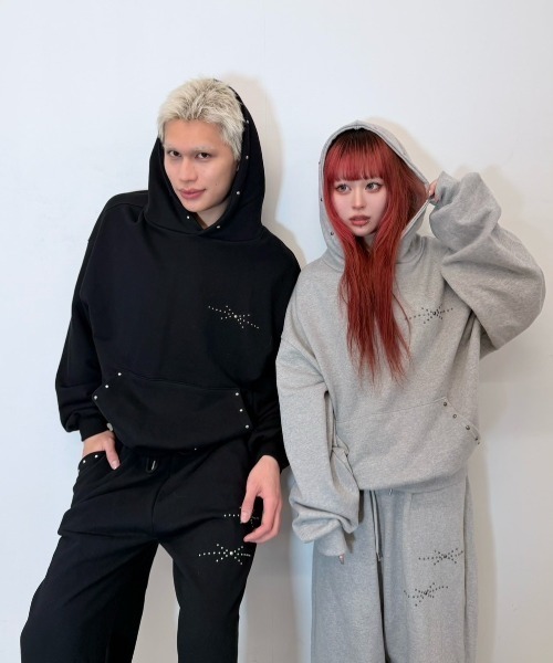 Chikashitsu +(チカシツプラス)の「【Chikashitsu +】studs design overfit hoodie / 【チカシツプラス】スタッズオーバーサイズパーカー(パーカー・メンズ・グレー/ブラック・ONE SIZE)」の2枚目の写真