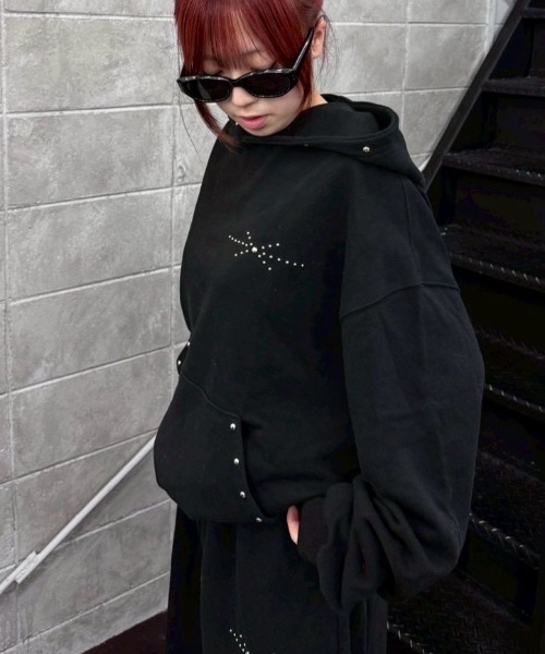 Chikashitsu +(チカシツプラス)の「【Chikashitsu +】studs design overfit hoodie / 【チカシツプラス】スタッズオーバーサイズパーカー(パーカー・メンズ・グレー/ブラック・ONE SIZE)」の12枚目の写真
