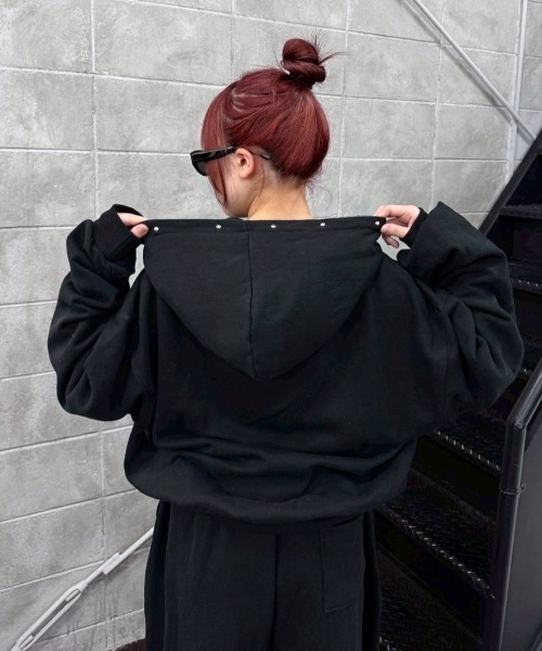 Chikashitsu +(チカシツプラス)の「【Chikashitsu +】studs design overfit hoodie / 【チカシツプラス】スタッズオーバーサイズパーカー(パーカー・メンズ・グレー/ブラック・ONE SIZE)」の14枚目の写真