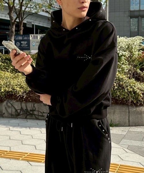 Chikashitsu +(チカシツプラス)の「【Chikashitsu +】studs design overfit hoodie / 【チカシツプラス】スタッズオーバーサイズパーカー(パーカー・メンズ・グレー/ブラック・ONE SIZE)」の5枚目の写真