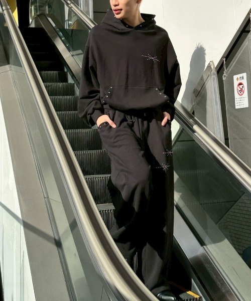 Chikashitsu +(チカシツプラス)の「【Chikashitsu +】studs design overfit hoodie / 【チカシツプラス】スタッズオーバーサイズパーカー(パーカー・メンズ・グレー/ブラック・ONE SIZE)」の3枚目の写真