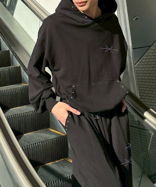 Chikashitsu +(チカシツプラス)の「【Chikashitsu +】studs design overfit hoodie / 【チカシツプラス】スタッズオーバーサイズパーカー(パーカー・メンズ・グレー/ブラック・ONE SIZE)」の4枚目の写真