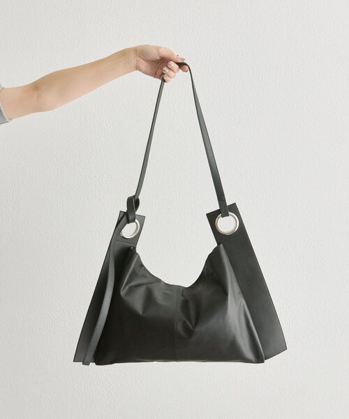 ear PAPILLONNER（イアパピヨネ）の「【kawa-kawa(カワカワ)】NO1557 0.8ハトメショルダーバッグ（ショルダーバッグ・レディース・ブラック・FREE）」の2枚目の写真