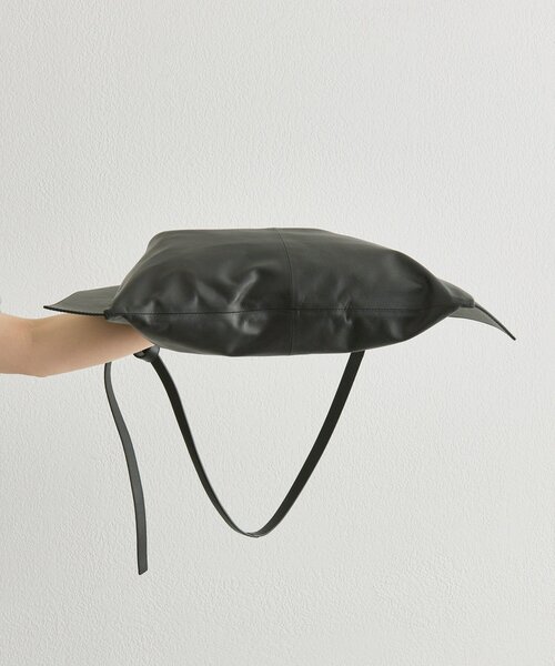 ear PAPILLONNER（イアパピヨネ）の「【kawa-kawa(カワカワ)】NO1557 0.8ハトメショルダーバッグ（ショルダーバッグ・レディース・ブラック・FREE）」の5枚目の写真