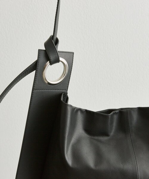 ear PAPILLONNER（イアパピヨネ）の「【kawa-kawa(カワカワ)】NO1557 0.8ハトメショルダーバッグ（ショルダーバッグ・レディース・ブラック・FREE）」の6枚目の写真