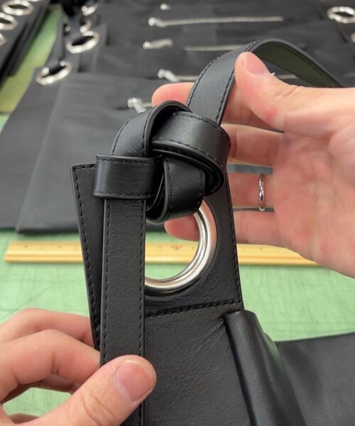 ear PAPILLONNER（イアパピヨネ）の「【kawa-kawa(カワカワ)】NO1557 0.8ハトメショルダーバッグ（ショルダーバッグ・レディース・ブラック・FREE）」の10枚目の写真