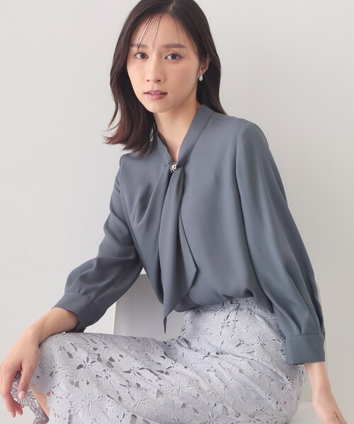 index(インデックス)の「アシメドレープボウタイブラウス【洗濯機OK/イージーアイロン】(シャツ/ブラウス・レディース・ナチュラル/チャコールグレー/オフホワイト/パープル・42/40/38/36)」の1枚目の写真