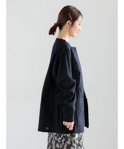 Te chichi(テチチ)の「ノーカラーサファリジャケット《2026 spring catalog item》(ノーカラージャケット・レディース・ベージュ/ネイビー/ブラウン・F)」の13枚目の写真