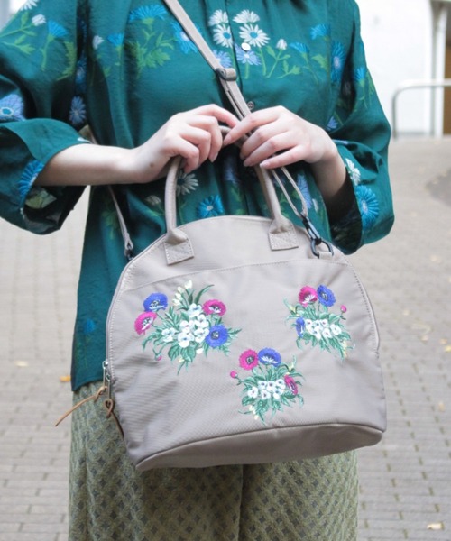 SUPER HAKKA(スーパーハッカ)の「「glanta」フラワーバッチ刺繍ラウンドトート&ショルダーバッグ(トートバッグ・レディース・ベージュ/ネイビー/ブルー・FREE)」の10枚目の写真