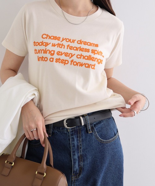 andme(アンドミー)の「フロッキーロゴプリント半袖Tシャツ(Tシャツ/カットソー・レディース・オフホワイト/キナリ/スミクロ/ネイビー・FREE)」の1枚目の写真