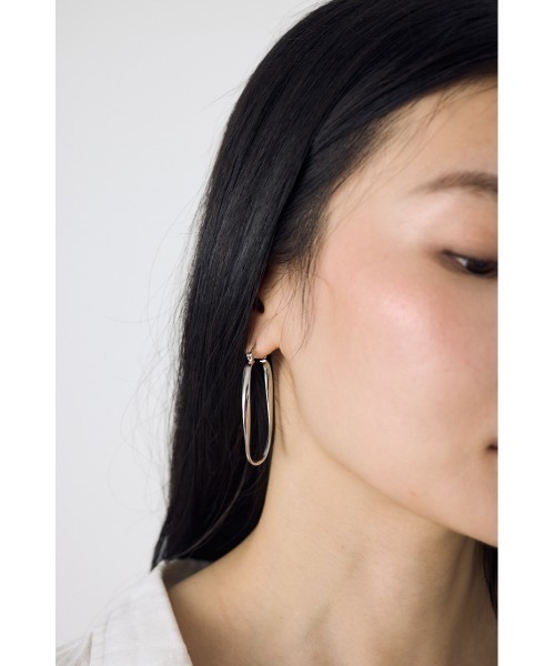 AZUL by moussy(アズールバイマウジー)の「オーバルフープピアス(ピアス(両耳用)・レディース・シルバー/ゴールド系その他・FREE)」の3枚目の写真