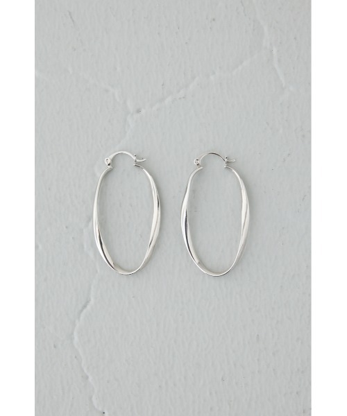 AZUL by moussy(アズールバイマウジー)の「オーバルフープピアス(ピアス(両耳用)・レディース・シルバー/ゴールド系その他・FREE)」の4枚目の写真
