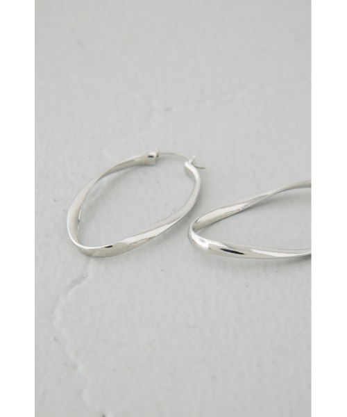 AZUL by moussy(アズールバイマウジー)の「オーバルフープピアス(ピアス(両耳用)・レディース・シルバー/ゴールド系その他・FREE)」の6枚目の写真