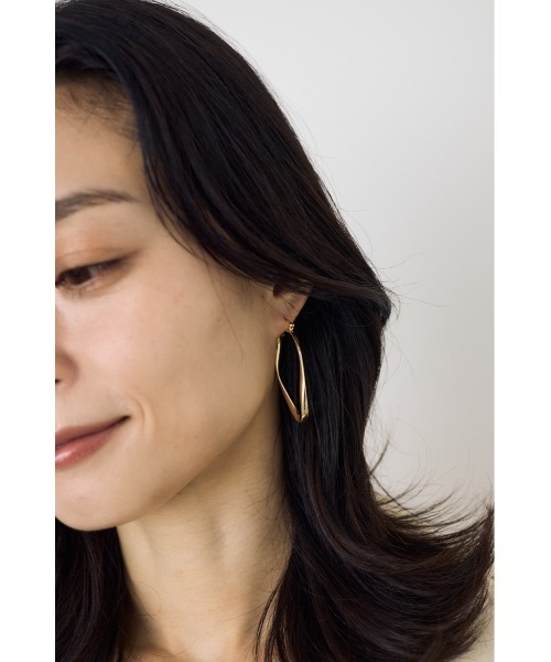 AZUL by moussy(アズールバイマウジー)の「オーバルフープピアス(ピアス(両耳用)・レディース・シルバー/ゴールド系その他・FREE)」の8枚目の写真