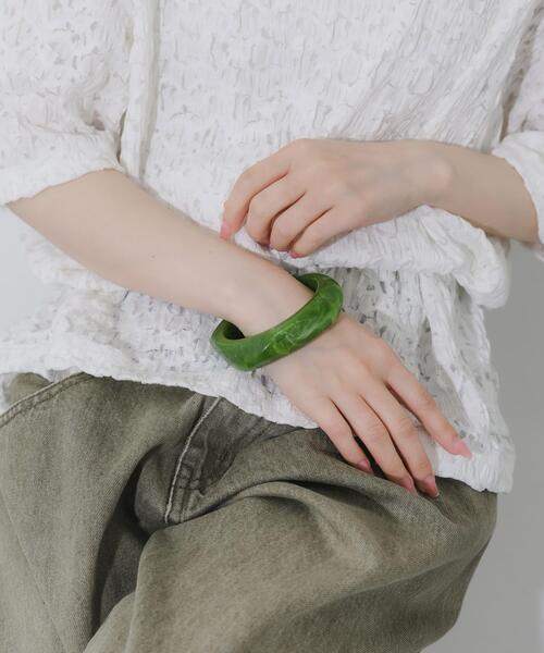 SMELLY（スメリー）の「スクエアジュシバングル（バングル/リストバンド・レディース・カーキ・-）」の2枚目の写真