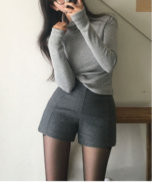 Vini(ヴィニ)の「美脚シルエット ハイウエストショートパンツ(その他パンツ・レディース・グレー/ブラック・MEDIUM)」の2枚目の写真