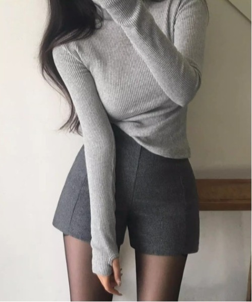 Vini(ヴィニ)の「美脚シルエット ハイウエストショートパンツ(その他パンツ・レディース・グレー/ブラック・MEDIUM)」の5枚目の写真