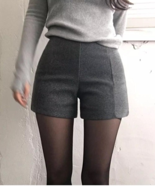 Vini(ヴィニ)の「美脚シルエット ハイウエストショートパンツ(その他パンツ・レディース・グレー/ブラック・MEDIUM)」の4枚目の写真