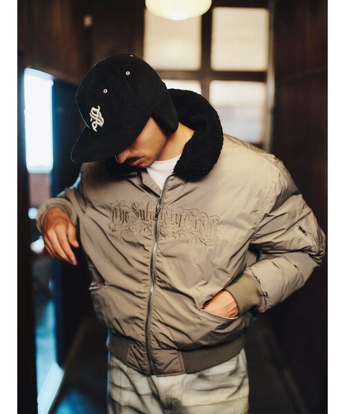 Subciety(サブサエティ)の「Nylon bomber jkt(ミリタリージャケット・メンズ・グレイッシュベージュ/ブラック・SMALL/MEDIUM/LARGE/X-LARGE)」の2枚目の写真