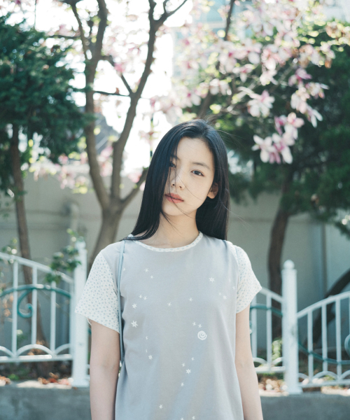 OHESHIO(オヘシオ)の「FLORAL TWO TONE T-SHIRT, GRAY(Tシャツ/カットソー・レディース・その他・FREE)」の2枚目の写真