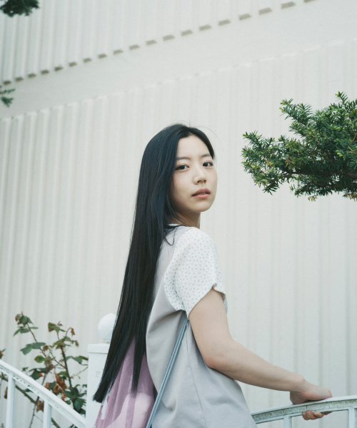 OHESHIO(オヘシオ)の「FLORAL TWO TONE T-SHIRT, GRAY(Tシャツ/カットソー・レディース・その他・FREE)」の3枚目の写真