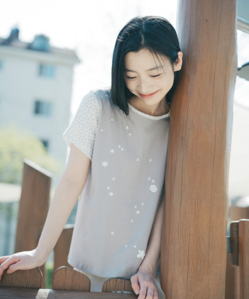 OHESHIO(オヘシオ)の「FLORAL TWO TONE T-SHIRT, GRAY(Tシャツ/カットソー・レディース・その他・FREE)」の4枚目の写真