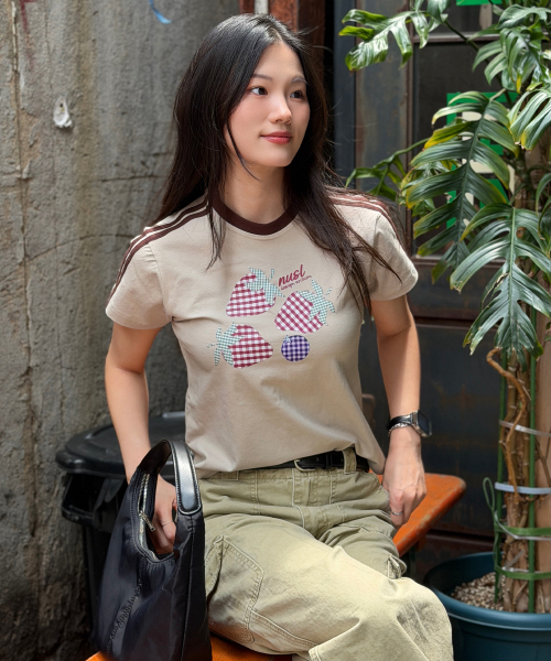 NOTUSUAL(ノットユージュアル)の「チェックストロベリーセミクロップ半袖Tシャツ6色(Tシャツ/カットソー・レディース・ピンク/ネイビー/ブラウン/ホワイト×グリーン/ホワイト×ブラック/スカイブルー・1(S))」の8枚目の写真