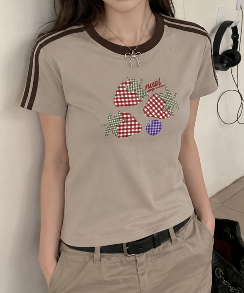 NOTUSUAL(ノットユージュアル)の「チェックストロベリーセミクロップ半袖Tシャツ6色(Tシャツ/カットソー・レディース・ピンク/ネイビー/ブラウン/ホワイト×グリーン/ホワイト×ブラック/スカイブルー・1(S))」の9枚目の写真
